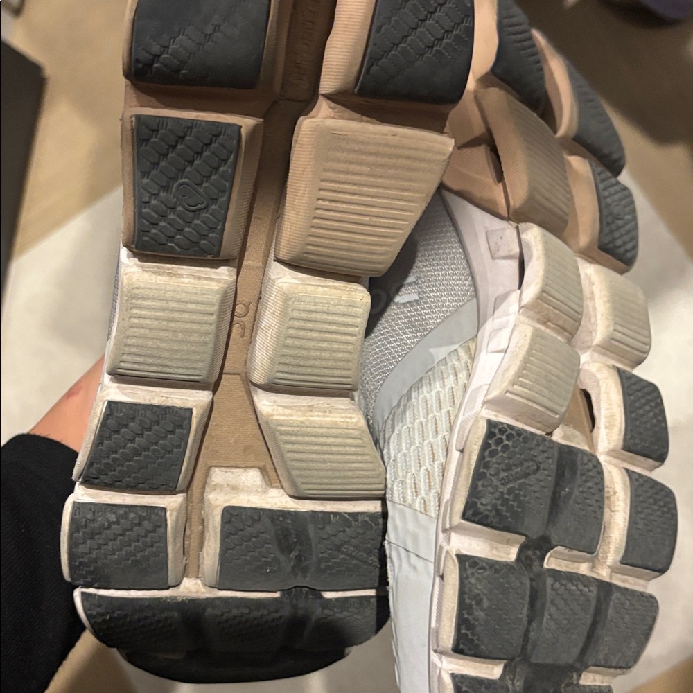 On cloud Running Gray and Black Athletic Shoes - Picture 4 of 5